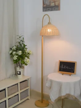 Camera De Zi Canapea Retro Margine Nordică Homestay Dormitor Studiu Log Crema Stil Noptiera Japoneză Rattan Lămpi De Podea